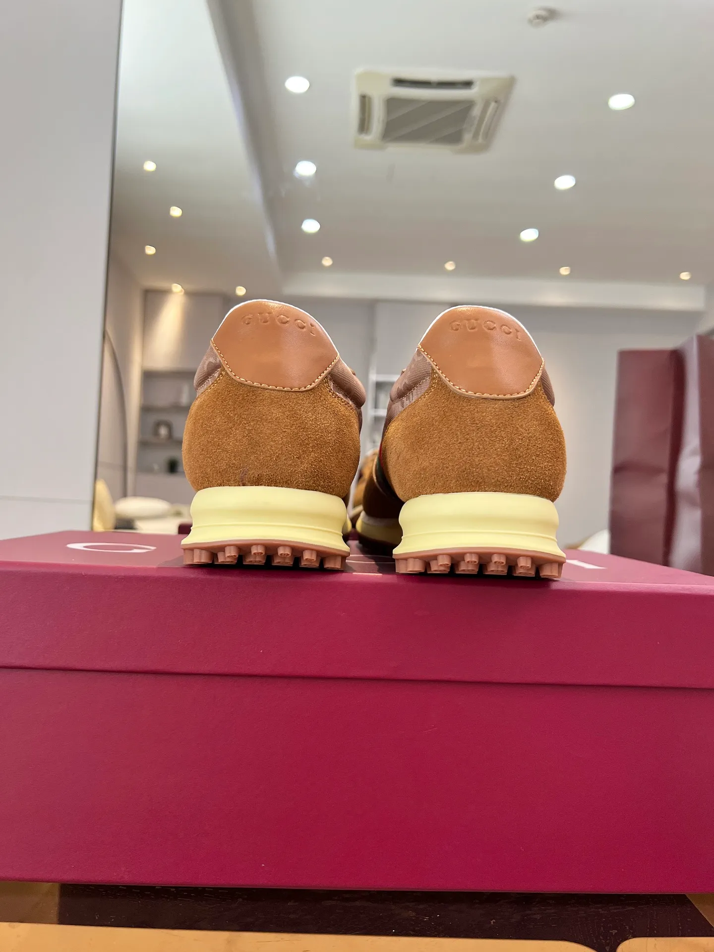 [G Home] P: 660💰 Men's Size: 40-44 (45 custom-made) GUCCI Gucci New Style When classic craftsmanship meets lazy fashion, this pair of Gucci men's casual shoes is the answer to refresh your wardrobe! The shoe body is made of soft calfskin and breathable fabric. Every step is as light as a cloud. The Italian tailoring releases the freedom of your feet, making daily travel a luxurious and comfortable experience. The iconic GG Supreme print on the side of the shoe low-key tells the brand's genes, and the metal horsebit embellishes the tongue, instantly lighting up the minimalist design; the contrasting webbing on the heel adds a smart layer, and the rubber serrated sole combines retro texture with modern anti-slip performance. Whether paired with jeans, a dress or wide-leg trousers, it can be the finishing touch of a look - languid yet sophisticated, effortless yet edgy.